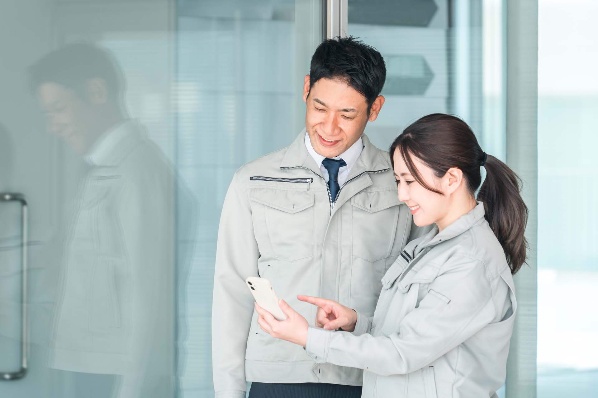 スマホで申請をする作業員