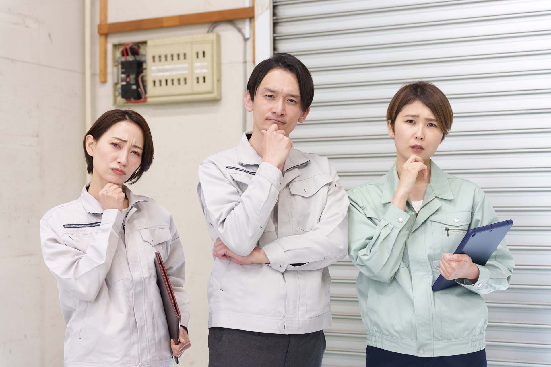 電気工事で悩む男性と女性