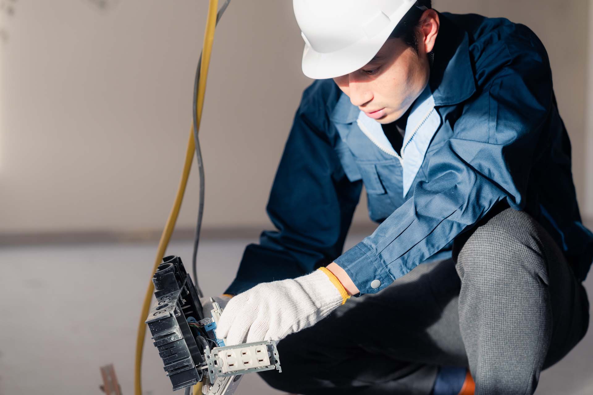 工事をする男性